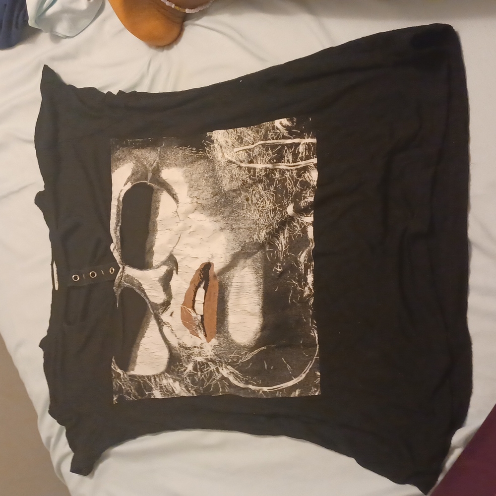 Size small to medium in kids and young adults,graphic tee